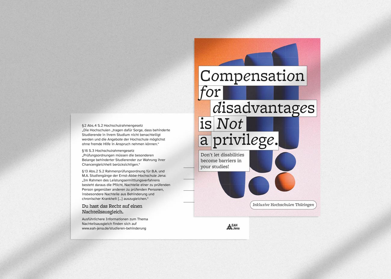 Die Postkarte auf Englisch mit dem Titel „Compensation for disadvantage is not a privilege. Don't let disabilities become barriers in your studies. Darunter und leicht links versetzt ist die Rückseite der Postkarte erkennbar.
