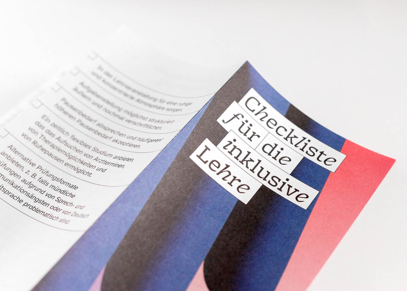 Detailaufnahme des Cover des Falz-Flyers mit dem Titel „Checkliste für die inklusive Lehre“.