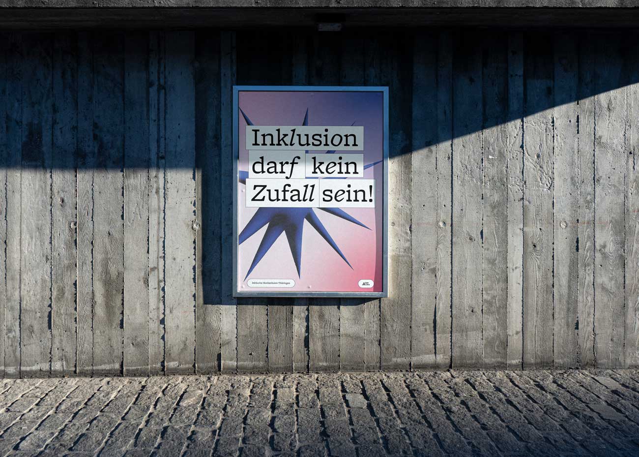Das Poster „Inklusion darf kein Zufall sein“ in einem Rahmen vor einer grauen Betonfassade. Der Hintergrund besteht aus einem blaue-rosa Verlauf, darüber ein blaues zackiges Symbol.