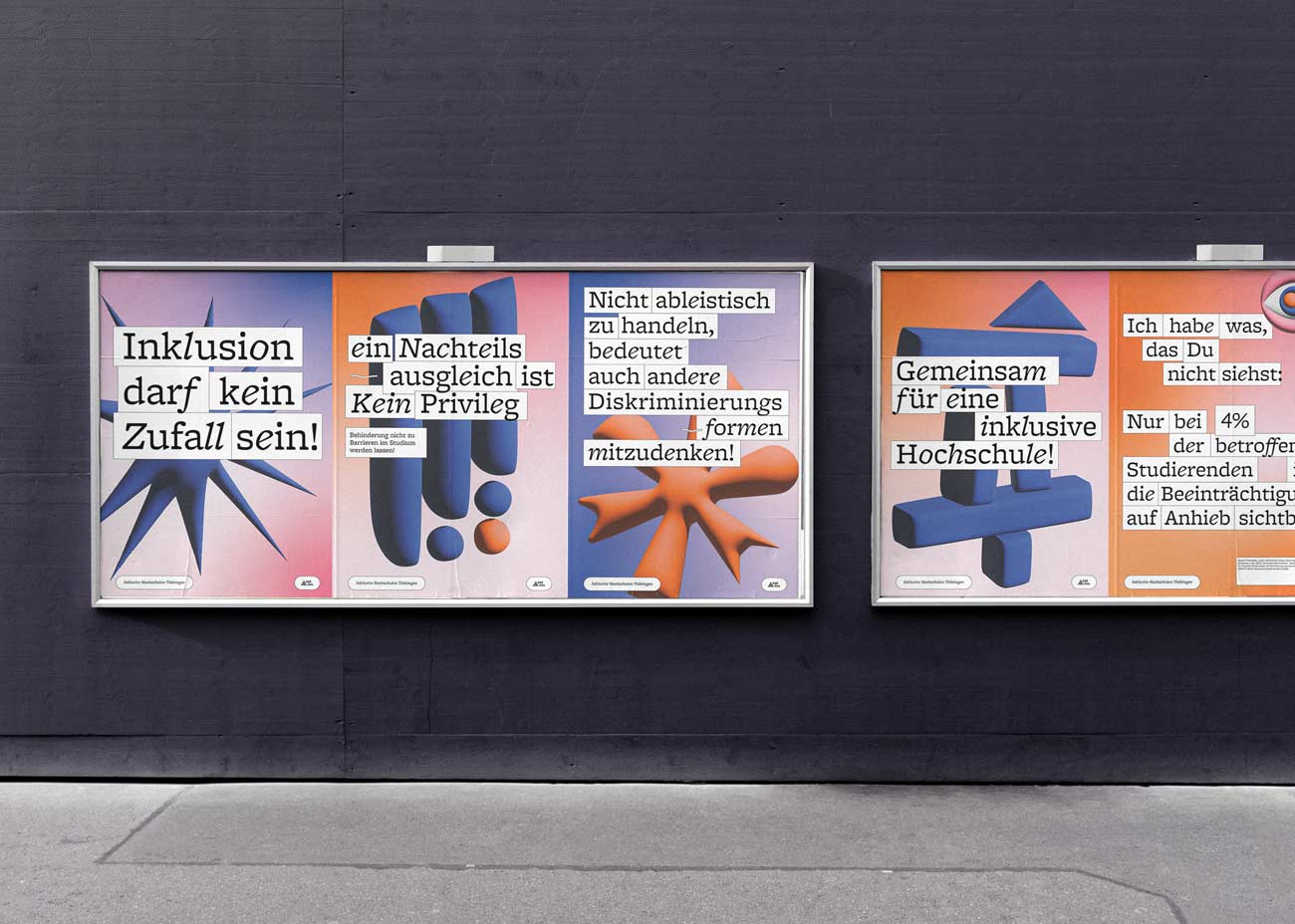 Mehrere Poster nebeneinander auf zwei großen Plakatwänden auf einer dunkelgrauen Wand. Davor grauer Betonboden.