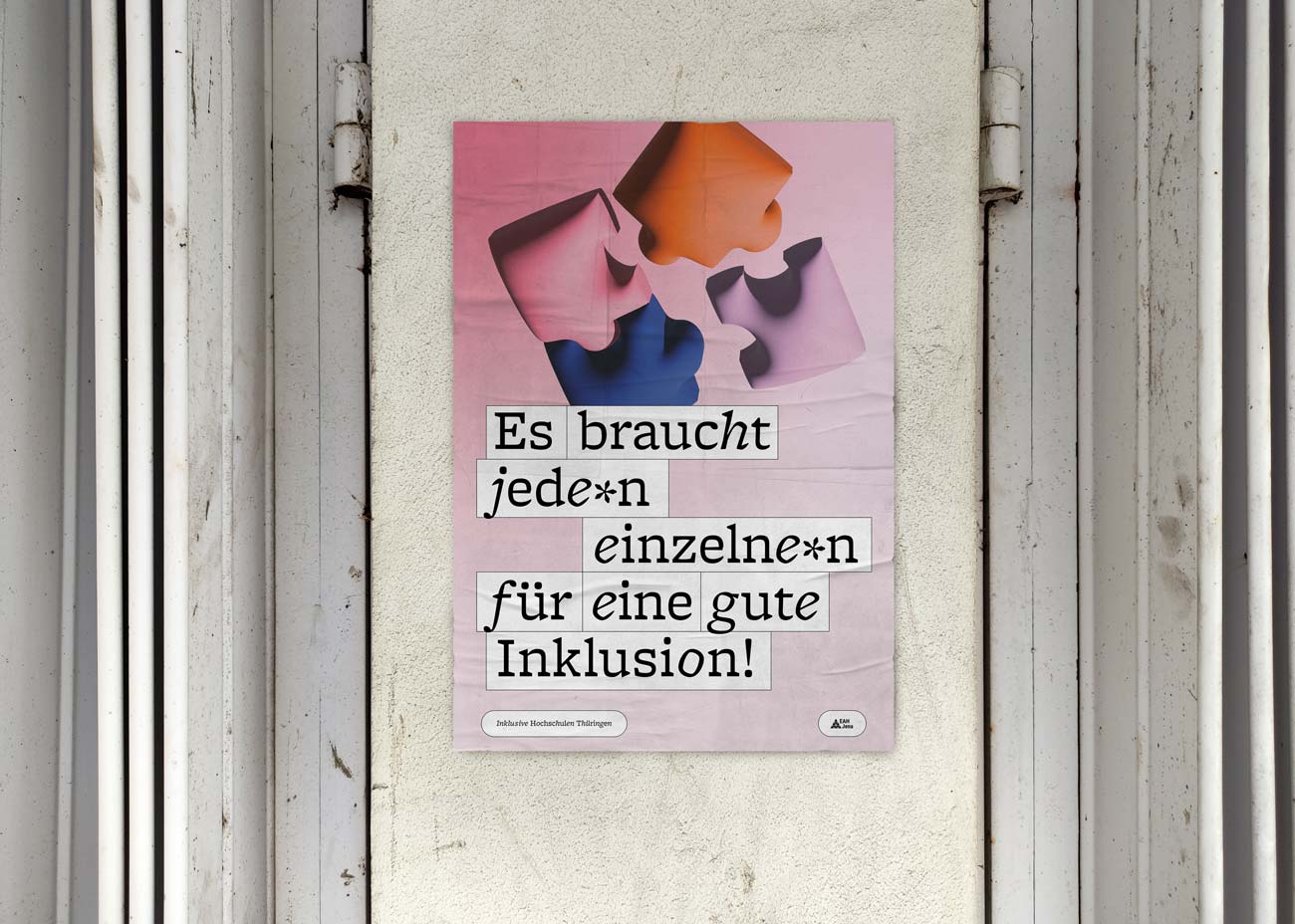 Ein Poster mit einem Rosa Hintergrund und 4 bunten 3D-Puzzleteilen. Darauf der Text „Es braucht jede*n einzelne*n für eine gute Inklusion“.