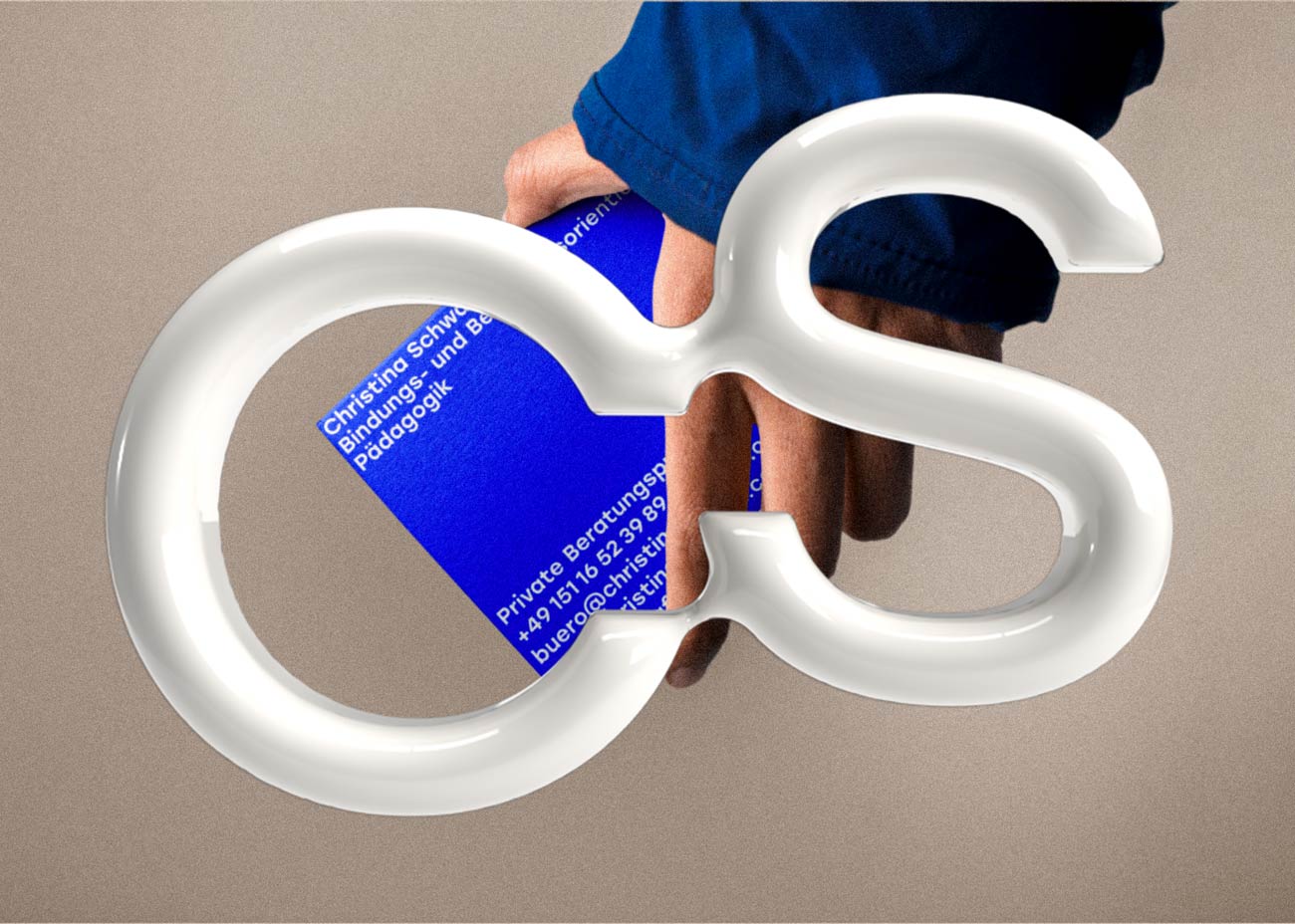 Die Initialien von Christina Schwarz (CS) dreidimensional in weiß vor einem Bild das den Arm einer Person zeigt die einen blauen Flyer mit den Kontaktdaten der Praxis in der Hand hält.