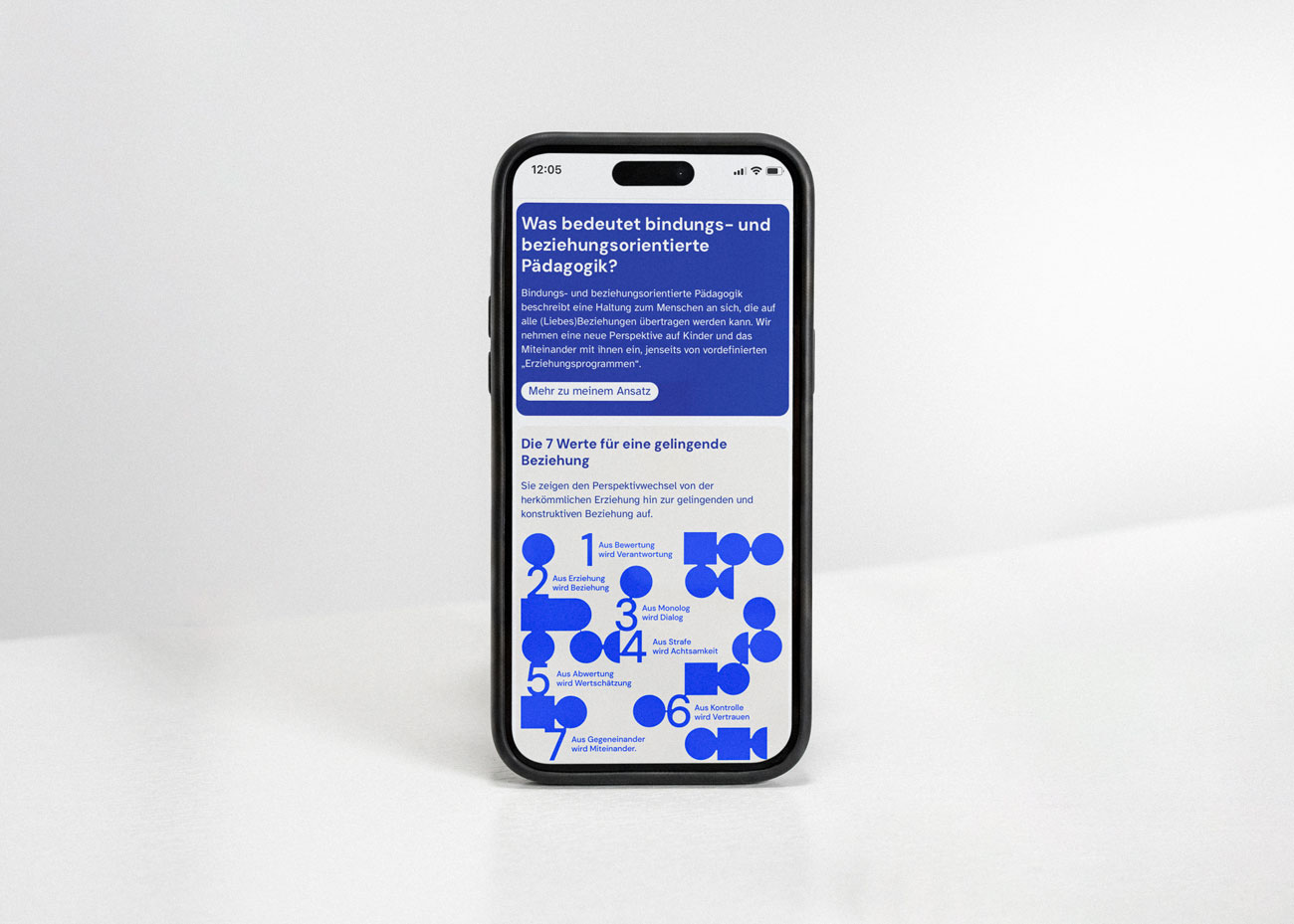 Ein Smartphone steht hochkant vor weißem Grund. Text in weißer Schrift auf dunklem blau ist erkennbar sowie eine blaue Grafik auf hellem Grund.