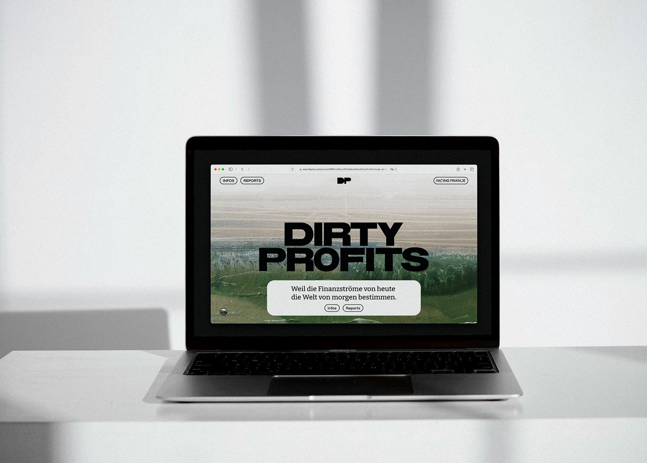 Ein Laptop steht aufgeklappt auf weißem Grund. Im Display die Startseite von DirtyProfits mit der großen Wortmarke zentriert auf dem Hintergrund. Darunter auf einem weißen Kasten der Slogan Weil die Finanzströme von heute die Welt von morgen bestimmen sowie Buttons.