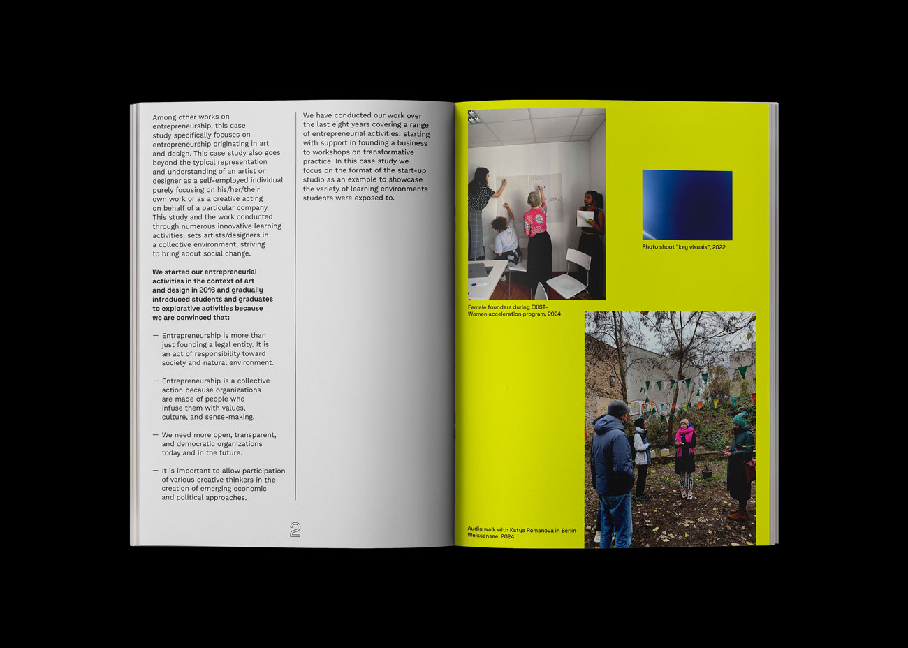 Die Broschüre liegt aufgeklappt auf dunklem Untergrund. Die Doppelseite zeigt links zweispalten Fließtext auf weißem Grund. Rechts ist sind zwei Fotos auf knallgelben Grund.