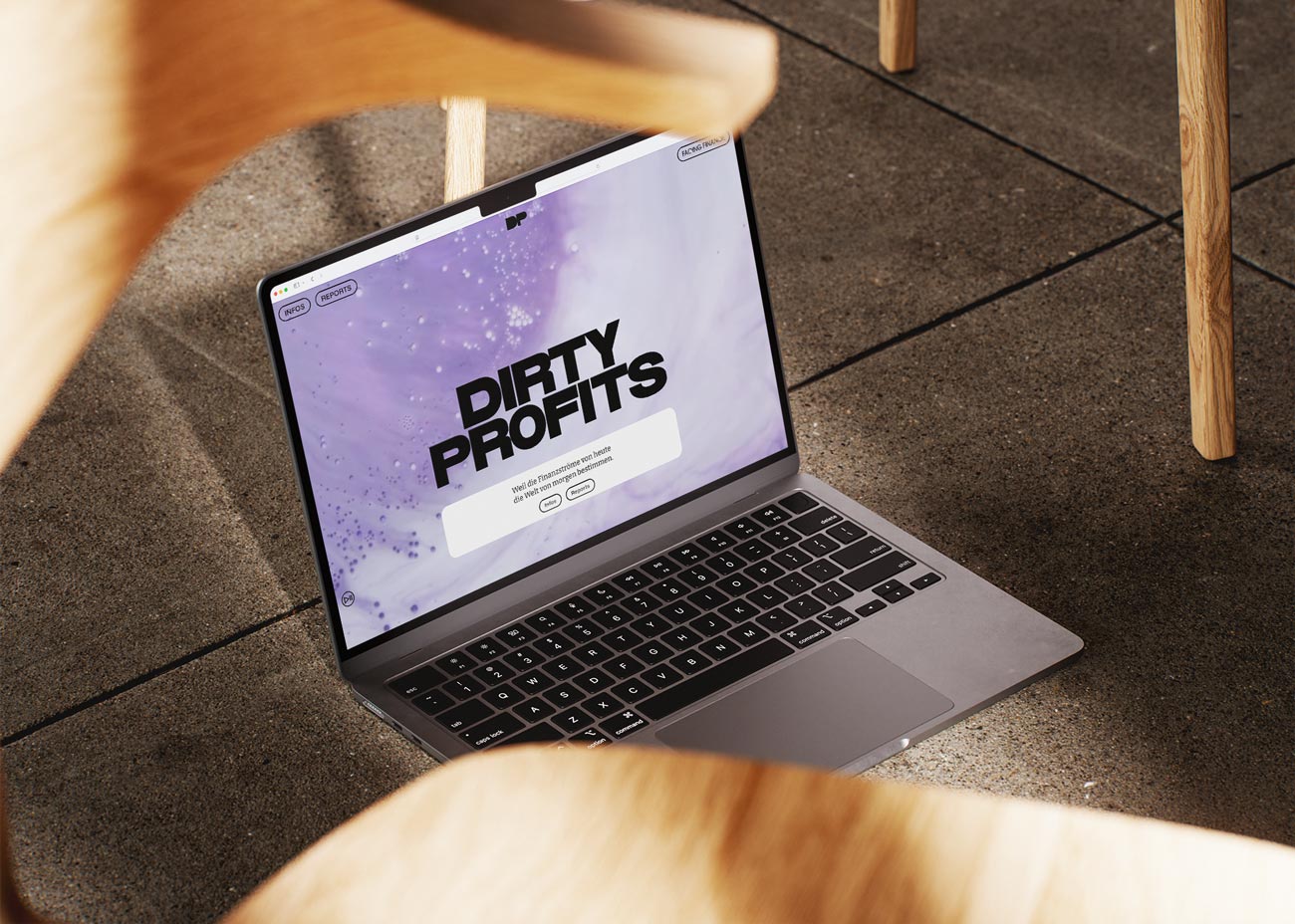 Ein Laptop steht aufgeklappt auf weißem Grund. Im Display die Startseite von DirtyProfits mit der großen Wortmarke zentriert auf dem Hintergrund. Darunter auf einem weißen Kasten der Slogan Weil die Finanzströme von heute die Welt von morgen bestimmen sowie Buttons. 