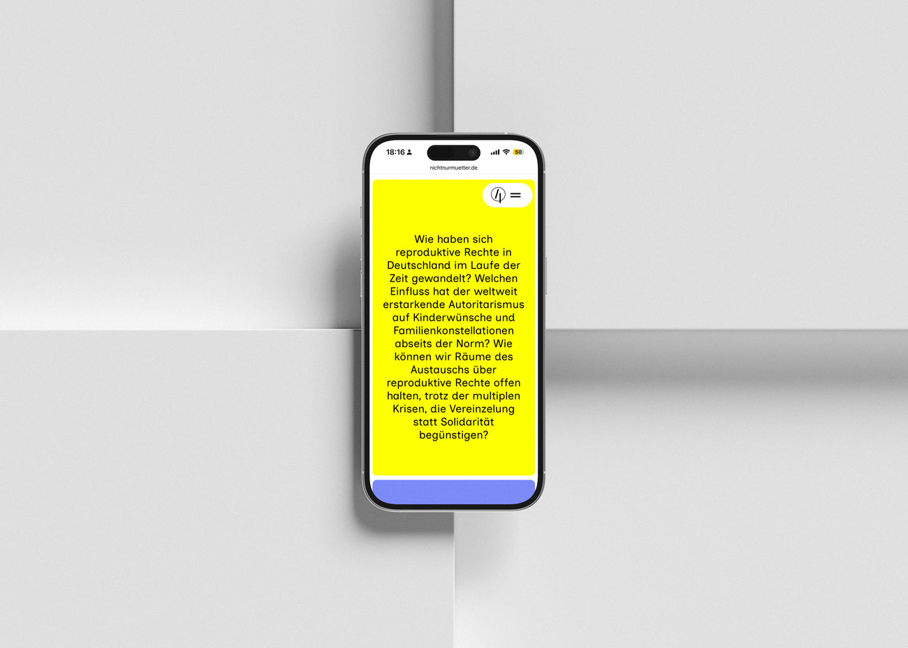 Ein Smartphone liegt auf weißem Grund. Im Display die Website von NNMWS2. In schwarzer Schrift auf gelbem Grund steht Wie haben sich reproduktive Rechte in Deutschland im Laufe der Zeit gewandelt? Welchen Einfluss hat der weltweit erstarkende Autoritarismus auf Kinderwünsche und Familienkonstellationen abseits der Norm? Wie können wir Räume des Austauschs über reproduktive Rechte offen halten, trotz der multiplen Krisen, die Vereinzelung statt Solidarität begünstigen?