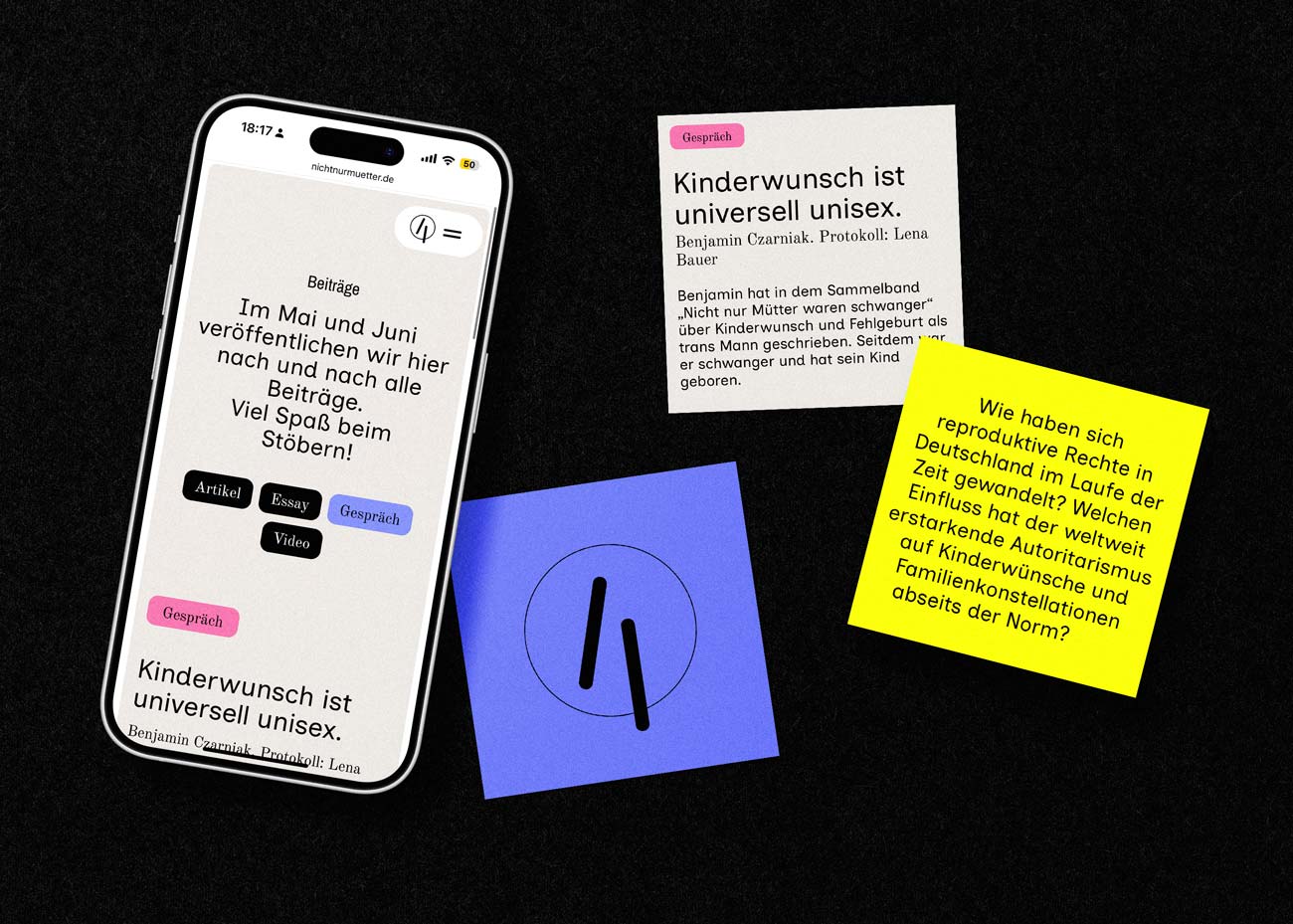 Ein Smartphone sowie drei Karten liegen auf dunklem Grund. Im Display die Seite Beiträge. In grioßer schwarzer Schrift auf beigem Grund steht Im Mai und Juni veröffentlichen wir hier nach und nach alle Beiträge. Viel Spaß beim Stöbern! Darunter schwarze Filter-Buttons mit weißer Schrift: Artikel, Essay, Gespräch, Video. Aud einer Karte ist das Logo in schwarz auf blauem Grund abgebildet. Eine weitere Karte zeigt einen Text der Startseite auf gelben Grund. Die dritte Karte stellt einen der Beiträge dar.