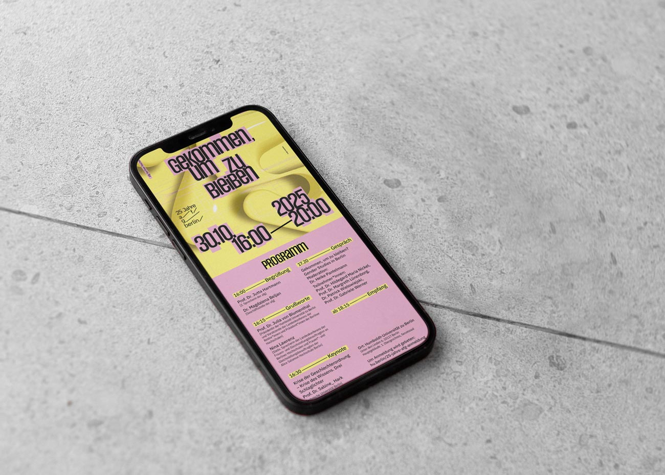 Smartphone mit Veranstaltungsprogramm in Gelb und Rosa, Textbeginn: 'gekommen. um zu bleiben', Datum '30.10.', Uhrzeit '16.00', Jahr '2025', Uhrzeit '20.00'