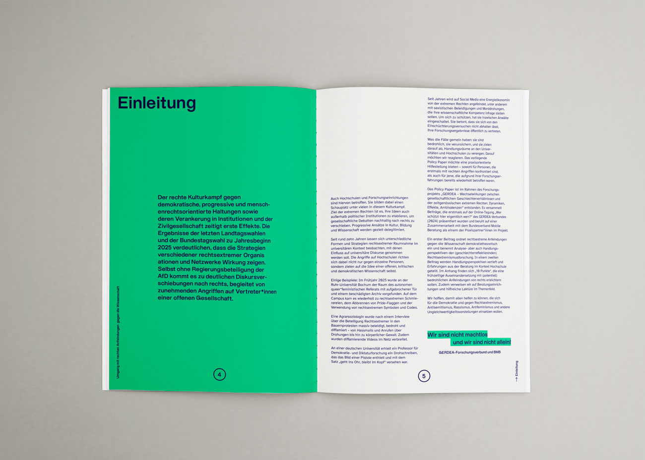 Eine geöffnete Publikation auf grauem Grund. Die linke Seite ist vollständig in Grün gehalten und trägt oben links die Überschrift 'Einleitung' in dunkelblauer Schrift. Darunter steht groß und mittig ein Text. Unten mittig befindet sich eine kleine schwarze Zahl '4' in einem Kreis. Die rechte Seite ist weiß mit schwarzem Fließtext, der in mehreren Absätzen angeordnet ist. Einige Textstellen sind grün hervorgehoben. Unten rechts steht eine grüne Textzeile, die ebenfalls hervorgehoben ist.