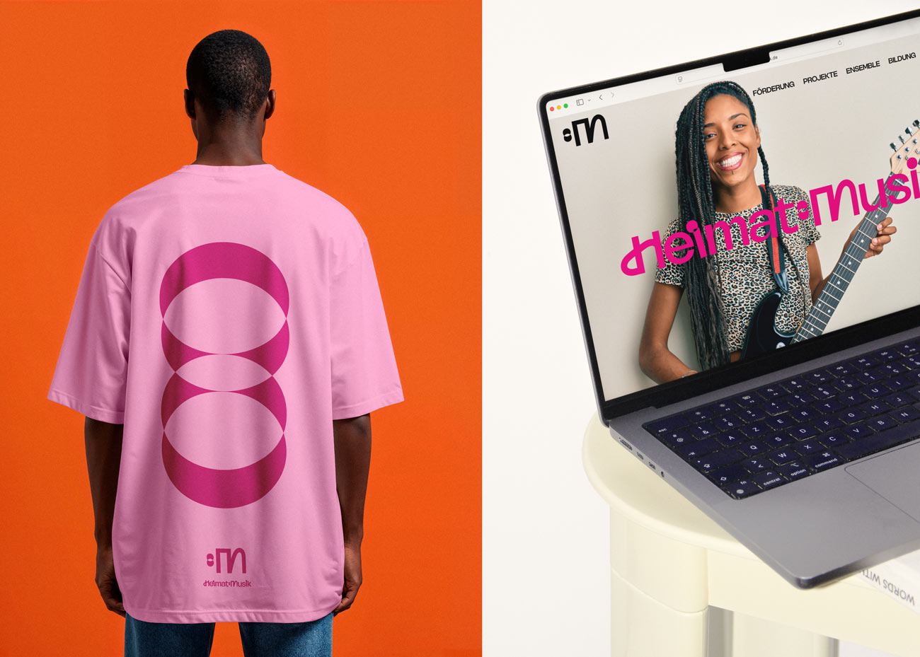 Zwei Fotos nebeneinander: Links ist eine Person mit sehr kurzen dunklen Haaren von hinten zu sehen, die ein locker sitzendes, hellrosa T-Shirt trägt. Auf dem Rücken des T-Shirts befinden sich große, vertikal angeordnete, pinkes Kreise, die ein grafisches Element bilden. Darunter das Logo 'Heimat:Musik'. Im rechten Foto ist ein aufgeklappter Laptop auf einem weißen Hocker platziert. In der darauf geöffneten Website ist eine Person mit langen, geflochtenen Haaren zu sehen, die eine Gitarre hält. Über dem Bild auf dem Bildschirm steht in pinker Schrift 'Heimat:Musik'. 