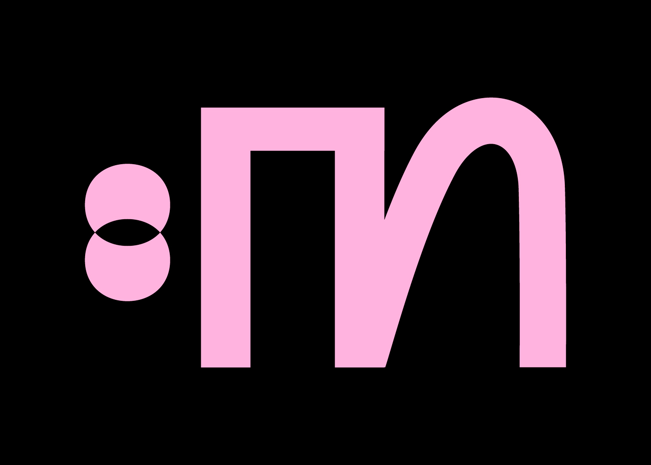 Vor schwarzem Hintergrund ist ein stilisiertes, rosa Symbol zu sehen, das aus einem Doppelpunkt und dem Buchstaben ‚M‘, geformt aus einem eckigen und einem geschwungen Teil, besteht.