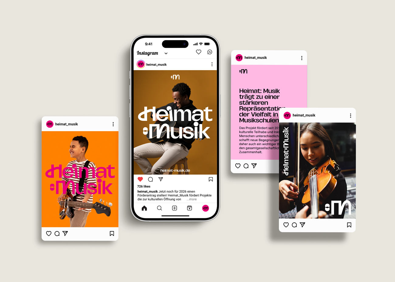 Vier Instagram-Posts zeigen das Corporate Design von 'Heimat:Musik‘. Zwei Posts zeigen Personen mit Musikinstrumenten vor einfarbigen Hintergründen in Orange und Braun. Das Logo von Heimat:Musik ist in einer modernen, weißen Typografie auf den Bildern platziert. Ein weiterer Post zeigt einen rosa Hintergrund mit einem Textblock in schwarzer Schrift, der Informationen zum Projekt enthält. Der vierte Post zeigt eine Person mit einer Geige vor einem weißen Hintergrund. Darauf liegt das Bildzeichen, das aus einem Doppelpunkt und dem Buchstaben ‚M‘ — aus einem eckigen und einem geschwungen Teil — besteht.