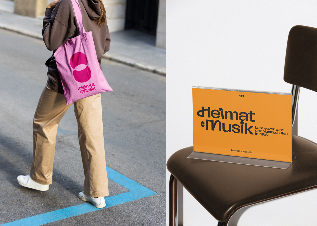 Zwei Fotos nebeneinander: Links ist eine Person zu sehen, die auf einer Straße steht. Sie trägt eine braune Jacke, beige Hosen und weiße Schuhe. Über der Schulter hängt eine pinkfarbene Stofftasche mit zwei großen, stilisierten, pinken Kreisen und darunter das Logo ‚Heimat:Musik'. Rechts steht ein brauner Stuhl mit einer Acrylaufsteller-Hülle darauf. In der Hülle befindet sich ein orangefarbener Karton mit schwarzer Schrift, auf dem das 'Heimat:Musik' Logo, in einer modernen, serifenlosen Schrift, zu sehen ist. Daneben steht in kleinerer Schrift 'Landesverband für Musikschulen in NRW'.