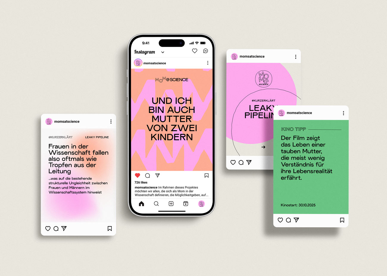 Mehrere Instagram-Posts der Seite 'momsatscience' sind auf einem hellen Hintergrund angeordnet. Ein Post in der Mitte zeigt einen rosa Hintergrund mit dem Text 'UND ICH BIN AUCH MUTTER VON ZWEI KINDERN' in schwarzer Schrift. Oben ist das Logo von 'MOM@SCIENCE' in Schwarz zu sehen. Ein weiterer Post links hat einen weißen Hintergrund mit rosa Verlauf und den Text 'Frauen in der Wissenschaft fallen also oftmals wie Tropfen aus der Leitung ...was auf die bestehende strukturelle Ungleichheit zwischen Frauen und Männern in Wissenschaftssystemen hinweist.' Ein dritter Post rechts zeigt einen grünen Hintergrund mit dem Text 'Der Film zeigt das Leben einer tauben Mutter, die meist wenig Verständnis für ihre Lebensrealität erfährt. Kinostart: 30.10.2025'. Ein vierter Post im Hintergrund hat einen rosa Hintergrund mit dem Text 'LEAKY PIPELINE'. Alle Posts sind im typischen Instagram-Layout mit Profilbild, Benutzername 'momsatscience' und Interaktionssymbolen dargestellt.