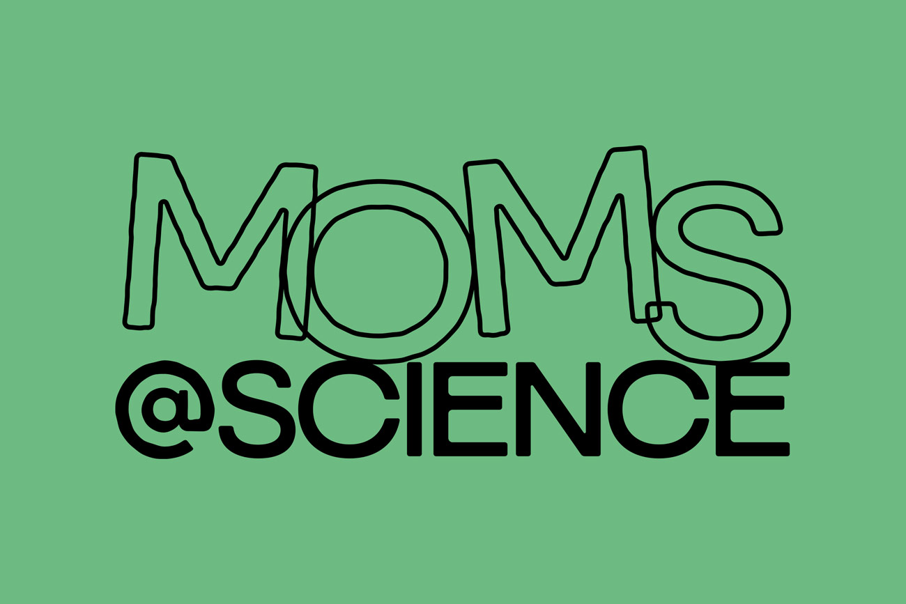 Das Bild zeigt auf grünem Hintergrund den Schriftzug 'MOMS @SCIENCE'. Die Buchstaben von 'MOMS' sind in einer dünnen, schwarzen Linienzeichnung gestaltet, wobei die Buchstaben miteinander verbunden sind. Der Schriftzug '@SCIENCE' steht darunter in fetter, schwarzer Blockschrift.