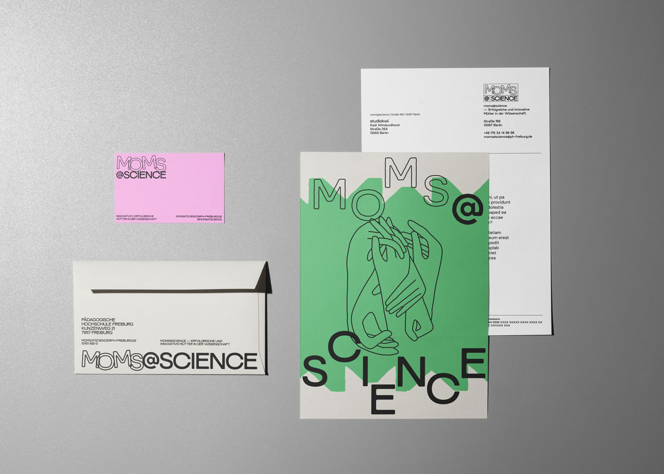 Auf einem grauen Untergrund liegen verschiedene Drucksachen des Corporate Designs von MOMS@SCIENCE. Im Vordergrund befindet sich ein hellgrünes Plakat mit einer schwarzen, minimalistischen Linienzeichnung. Über und unter der Zeichnung steht in großen, schwarzen Buchstaben MOMS@SCIENCE verteilt. Rechts oben liegt ein weißes Blatt mit Briefkopf, auf dem ebenfalls MOMS@SCIENCE und Kontaktdaten in schwarzer Schrift zu sehen sind. Links unten liegt ein weißer Umschlag mit dem Schriftzug MOMS@SCIENCE in großer, schwarzer Schrift am unteren Rand. Links oben befindet sich eine rosa Visitenkarte mit dem Schriftzug MOMS@SCIENCE in einer dünnen, schwarzen Schrift. Die Gestaltung ist modern und klar, mit einem Fokus auf die Kombination von Text und minimalistischer Illustration.