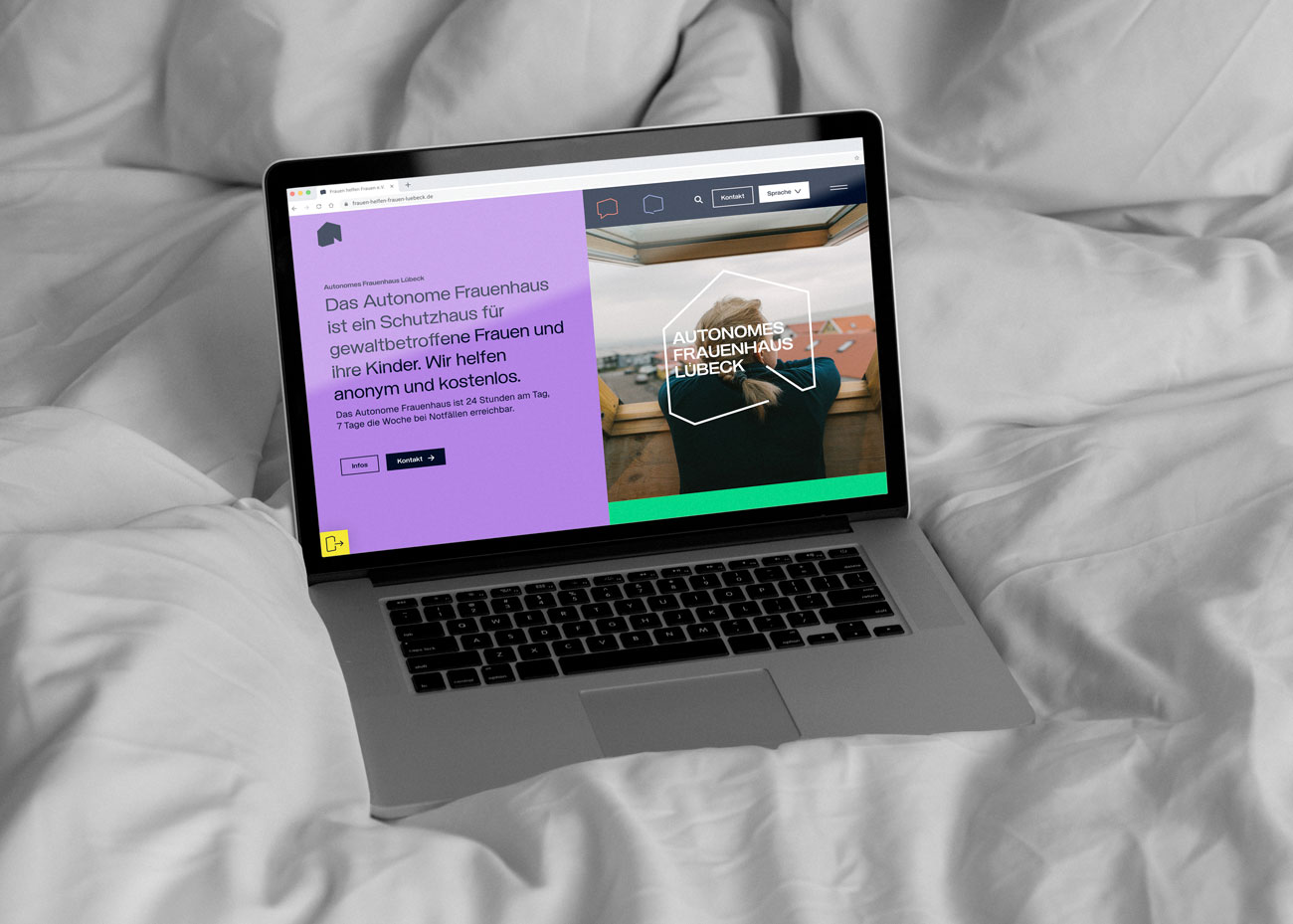 Ein Roll-up-Banner vor einer grauen Betonwand. Das Banner zeigt ein modernes, geometrisches Design mit dunkelblauem Hintergrund und farbigen polygonalen Formen in Orange, Lila und Hellblau. Oben steht in orangefarbener Schrift der Text 'Frauenhäuser intersektional ausbauen!'. Darunter folgt ein erklärender Text in weißer Schrift. Unten sind die drei bunten Logos der Bereiche kombiniert: 'FRAUEN HELFEN FRAUEN EV' in Orange, 'AUTONOMES FRAUENHAUS LÜBECK' in Lila und 'LÜBECKER STADTMÜTTER' in Hellblau. 